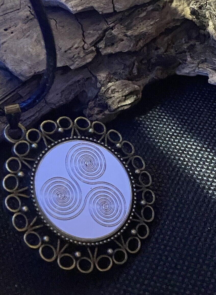 Amulett – bronzefarben, 3 fach Triskele, Disc in weiß 25 mm, zinnlegiert, kupferunterlegt – Produktansicht 1