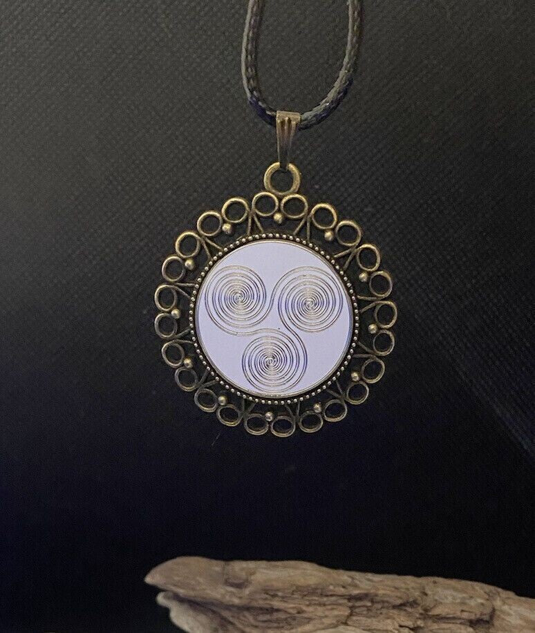 Amulett – bronzefarben, 3 fach Triskele, Disc in weiß 25 mm, zinnlegiert, kupferunterlegt – Produktansicht 1