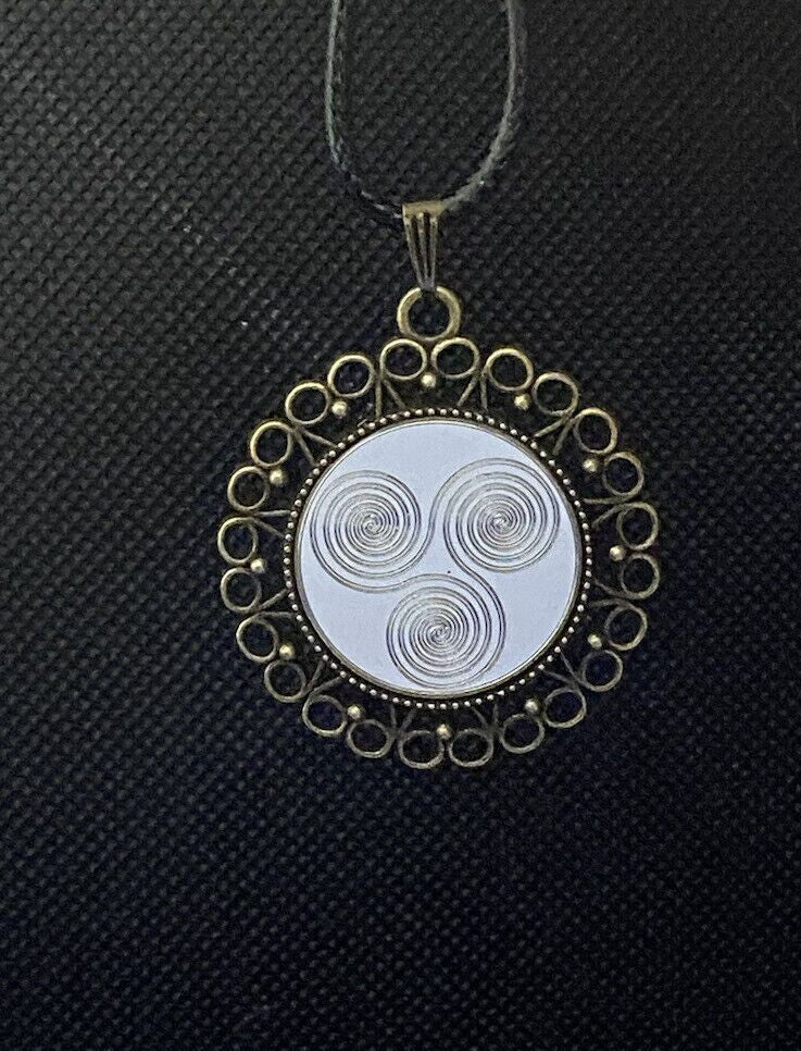 Amulett – bronzefarben, 3 fach Triskele, Disc in weiß 25 mm, zinnlegiert, kupferunterlegt – Produktansicht 1