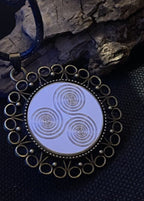 Amulett – bronzefarben, 3 fach Triskele, Disc in weiß 25 mm, zinnlegiert, kupferunterlegt – Produktansicht 1