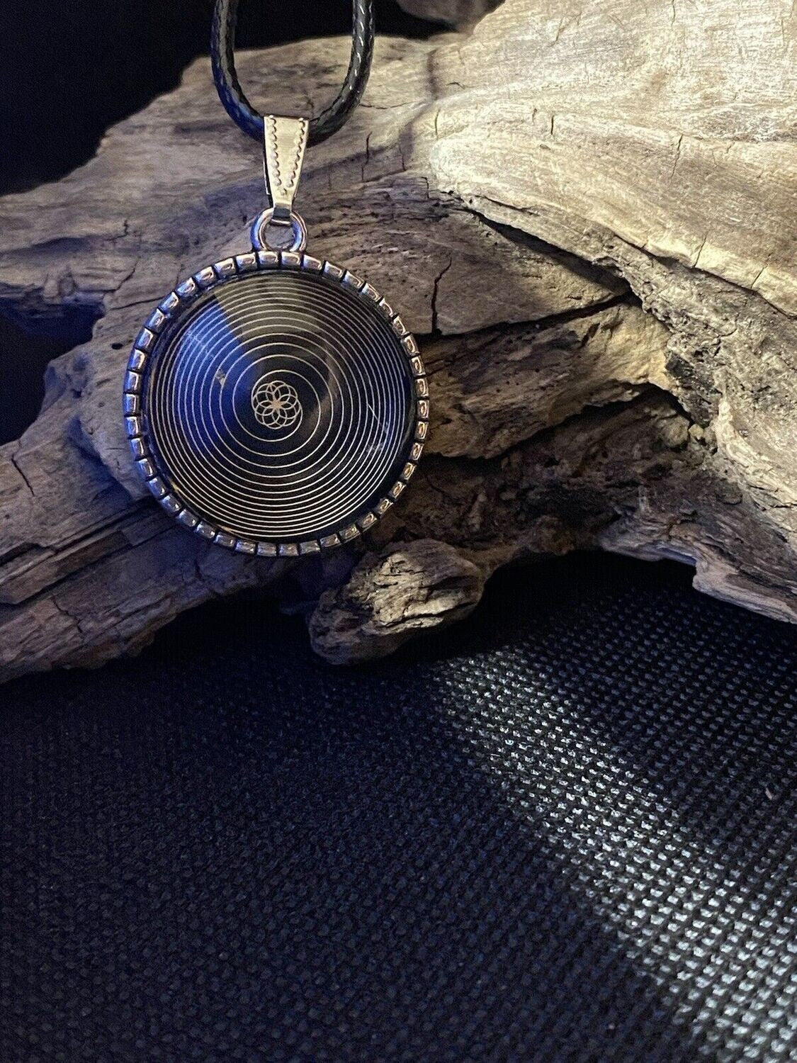 Amulett – mit dem Baum des Lebens – Bifilar / Fermat – 25 mm / goldlegiert / schwarz – Produktansicht 1
