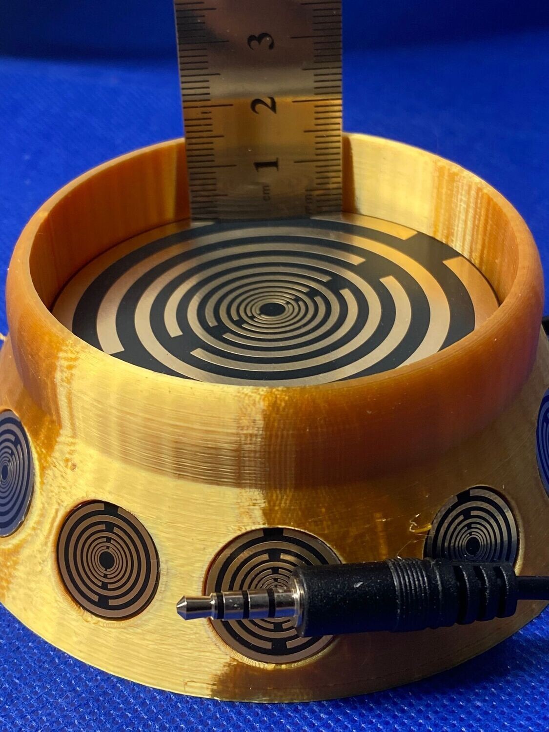 69 mm VibraNex Brunnen – silk golden, Oberflächensymbolik goldlegiert – Produktansicht 1
