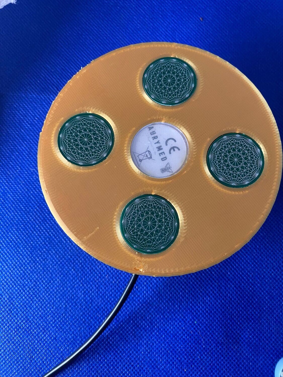 69 mm VibraNex Brunnen – silk golden, Oberflächenplatte goldlegiert, Füllung Bergkristall – Produktansicht 1