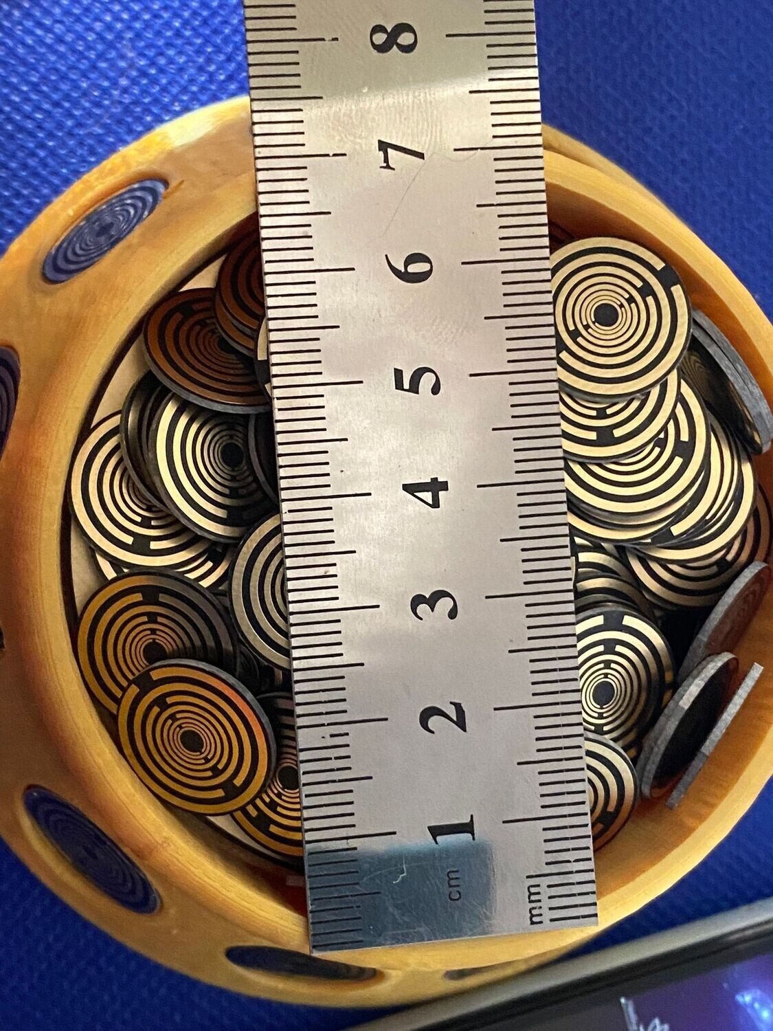 69 mm VibraNex Brunnen – silk golden, Oberflächenplatte goldlegiert, Füllung Bergkristall – Produktansicht 1