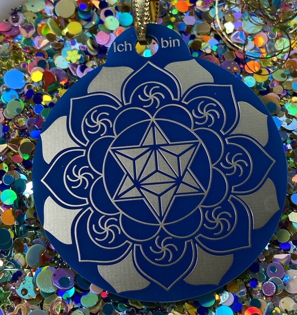 Amulett – Merkaba im Lotus mit den Worten – Merkaba + Lotus – 46 mm – Produktansicht 1