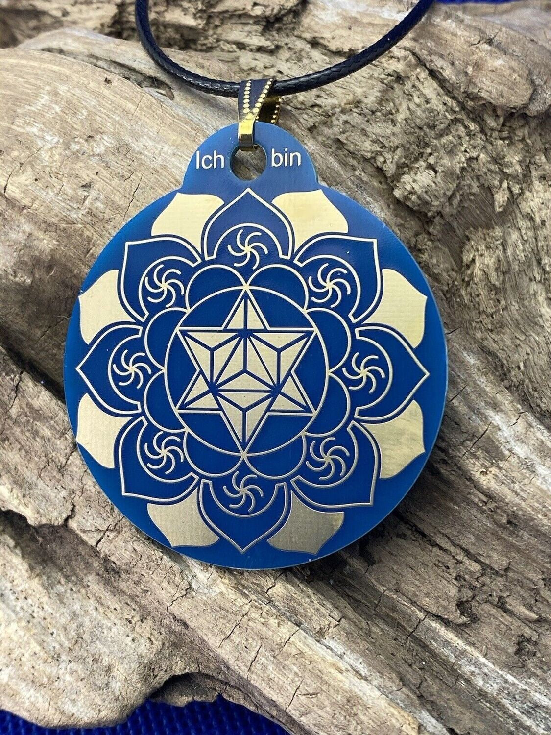 Amulett – Merkaba im Lotus mit den Worten – Merkaba + Lotus – 46 mm – Produktansicht 1