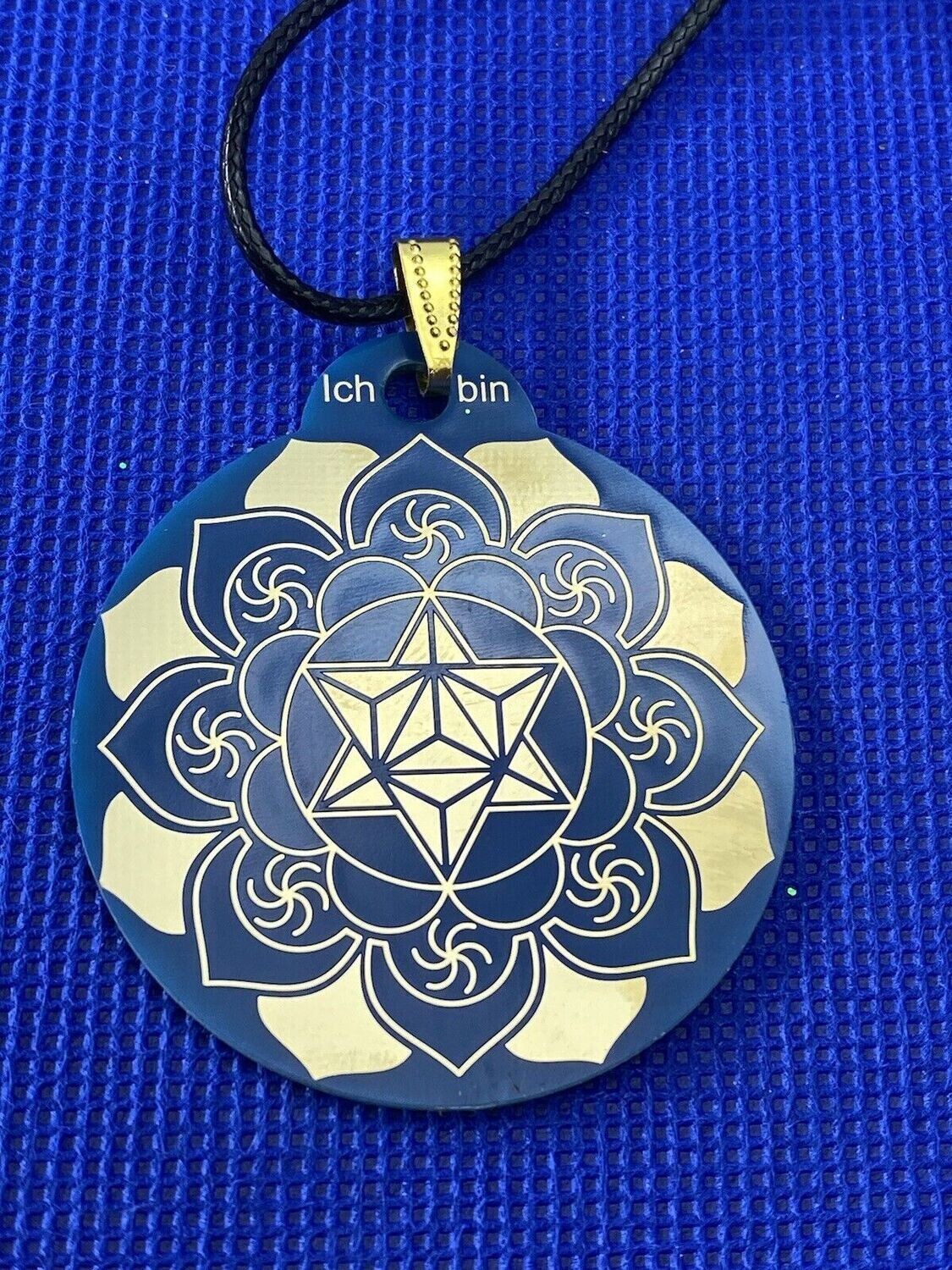 Amulett – Merkaba im Lotus mit den Worten – Merkaba + Lotus – 46 mm – Produktansicht 1