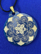 Amulett – Merkaba im Lotus mit den Worten – Merkaba + Lotus – 46 mm – Produktansicht 1