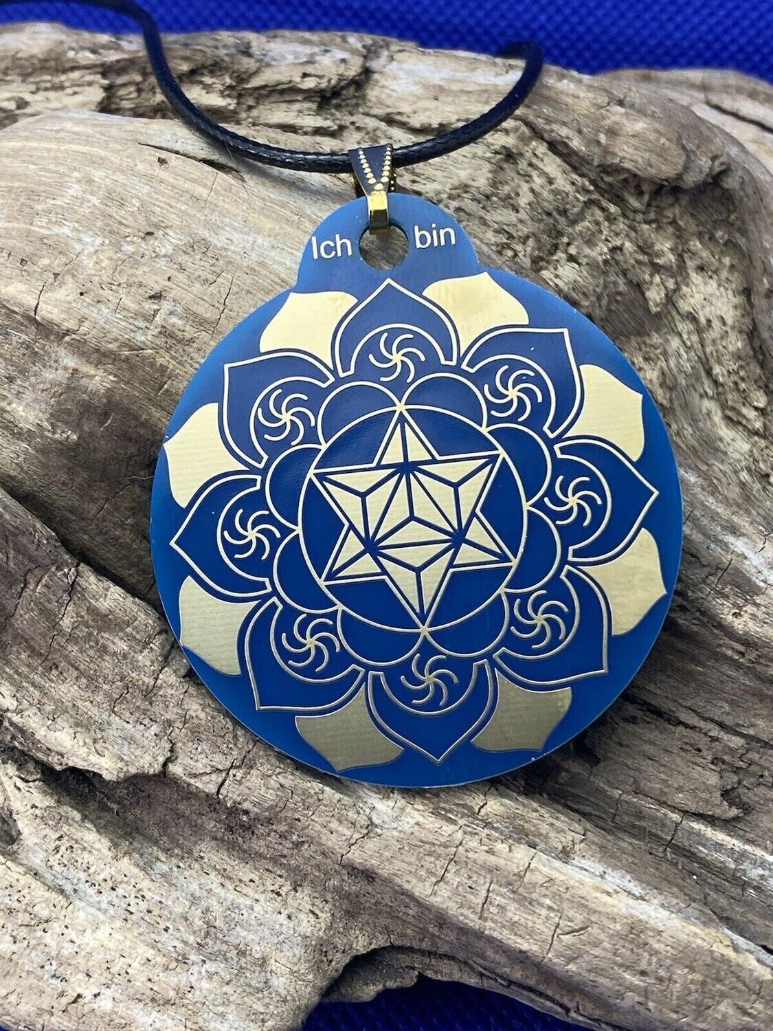 Amulett – Merkaba im Lotus mit den Worten – Merkaba + Lotus – 46 mm – Produktansicht 1