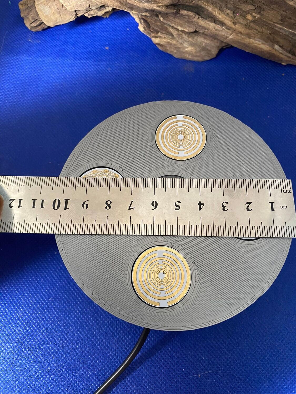 69 mm VibraNex Brunnen – grau, Oberflächenplatte zinnlegiert, Füllung Turmaline – Produktansicht 1