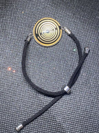 Armband-Kordel, schwarz , Symbol Lakhovsky MWO Schwingkreis Oszillator Antenne (stromlos), schwarze Disc gold legiert + Kupfer unterlegt ca. 25 mm hinter Glas,stufenlos durch Ziehen verstellbar