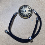 Armband-Kordel, schwarz , Symbol Lakhovsky MWO Schwingkreis Oszillator Antenne (stromlos), schwarze Disc gold legiert + Kupfer unterlegt ca. 25 mm hinter Glas,stufenlos durch Ziehen verstellbar