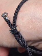 Armband-Kordel, schwarz , Symbol Lakhovsky MWO Schwingkreis Oszillator Antenne (stromlos), schwarze Disc gold legiert + Kupfer unterlegt ca. 25 mm hinter Glas,stufenlos durch Ziehen verstellbar