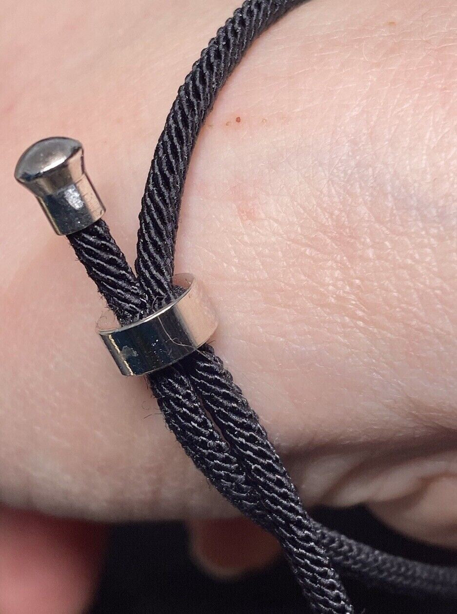 Armband-Kordel, schwarz , Symbol Lakhovsky MWO Schwingkreis Oszillator Antenne (stromlos), schwarze Disc gold legiert + Kupfer unterlegt ca. 25 mm hinter Glas,stufenlos durch Ziehen verstellbar