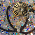 Armband-Kordel, schwarz , Symbol Lakhovsky MWO Schwingkreis Oszillator Antenne (stromlos), schwarze Disc gold legiert + Kupfer unterlegt ca. 25 mm hinter Glas,stufenlos durch Ziehen verstellbar