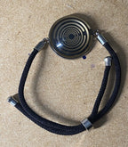 Armband-Kordel, schwarz , Symbol Lakhovsky MWO Schwingkreis Oszillator Antenne (stromlos), schwarze Disc gold legiert + Kupfer unterlegt ca. 25 mm hinter Glas,stufenlos durch Ziehen verstellbar