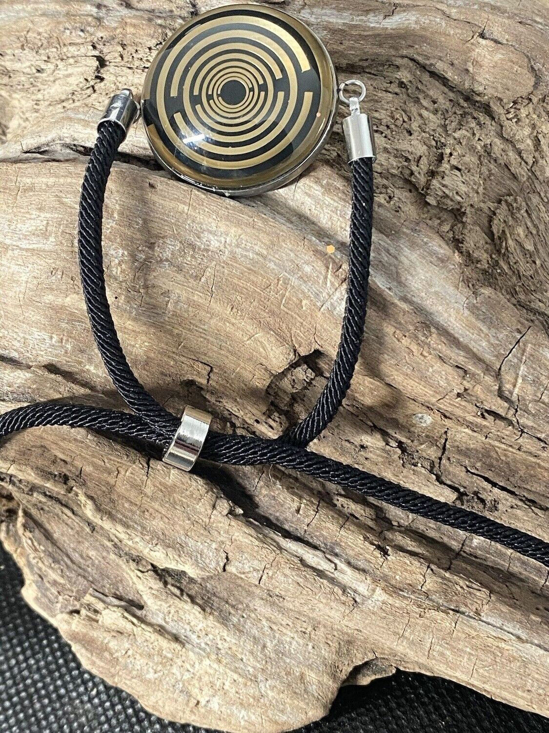 Armband-Kordel, schwarz , Symbol Lakhovsky MWO Schwingkreis Oszillator Antenne (stromlos), schwarze Disc gold legiert + Kupfer unterlegt ca. 25 mm hinter Glas,stufenlos durch Ziehen verstellbar