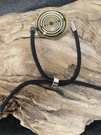 Armband-Kordel, schwarz , Symbol Lakhovsky MWO Schwingkreis Oszillator Antenne (stromlos), schwarze Disc gold legiert + Kupfer unterlegt ca. 25 mm hinter Glas,stufenlos durch Ziehen verstellbar