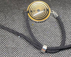 Armband-Kordel, schwarz , Symbol Lakhovsky MWO Schwingkreis Oszillator Antenne (stromlos), schwarze Disc gold legiert + Kupfer unterlegt ca. 25 mm hinter Glas,stufenlos durch Ziehen verstellbar