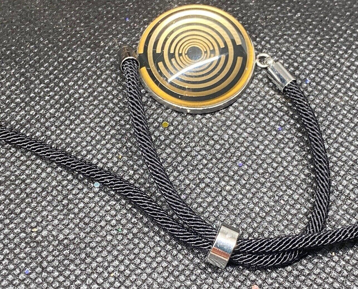 Armband-Kordel, schwarz , Symbol Lakhovsky MWO Schwingkreis Oszillator Antenne (stromlos), schwarze Disc gold legiert + Kupfer unterlegt ca. 25 mm hinter Glas,stufenlos durch Ziehen verstellbar