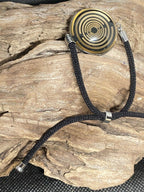 Armband-Kordel, schwarz , Symbol Lakhovsky MWO Schwingkreis Oszillator Antenne (stromlos), schwarze Disc gold legiert + Kupfer unterlegt ca. 25 mm hinter Glas,stufenlos durch Ziehen verstellbar