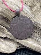 Amulett – Lakhovsky MWO – 25 mm / goldlegiert / Fassung braune – Produktansicht 1