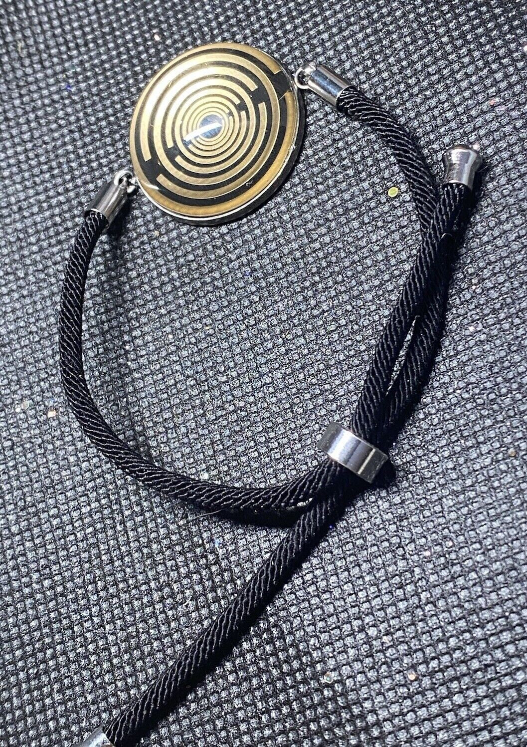 Armband-Kordel, schwarz , Symbol Lakhovsky MWO Schwingkreis Oszillator Antenne (stromlos), schwarze Disc gold legiert + Kupfer unterlegt ca. 25 mm hinter Glas,stufenlos durch Ziehen verstellbar