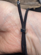 Armband-Kordel, schwarz , Symbol Lakhovsky MWO Schwingkreis Oszillator Antenne (stromlos), schwarze Disc gold legiert + Kupfer unterlegt ca. 25 mm hinter Glas,stufenlos durch Ziehen verstellbar