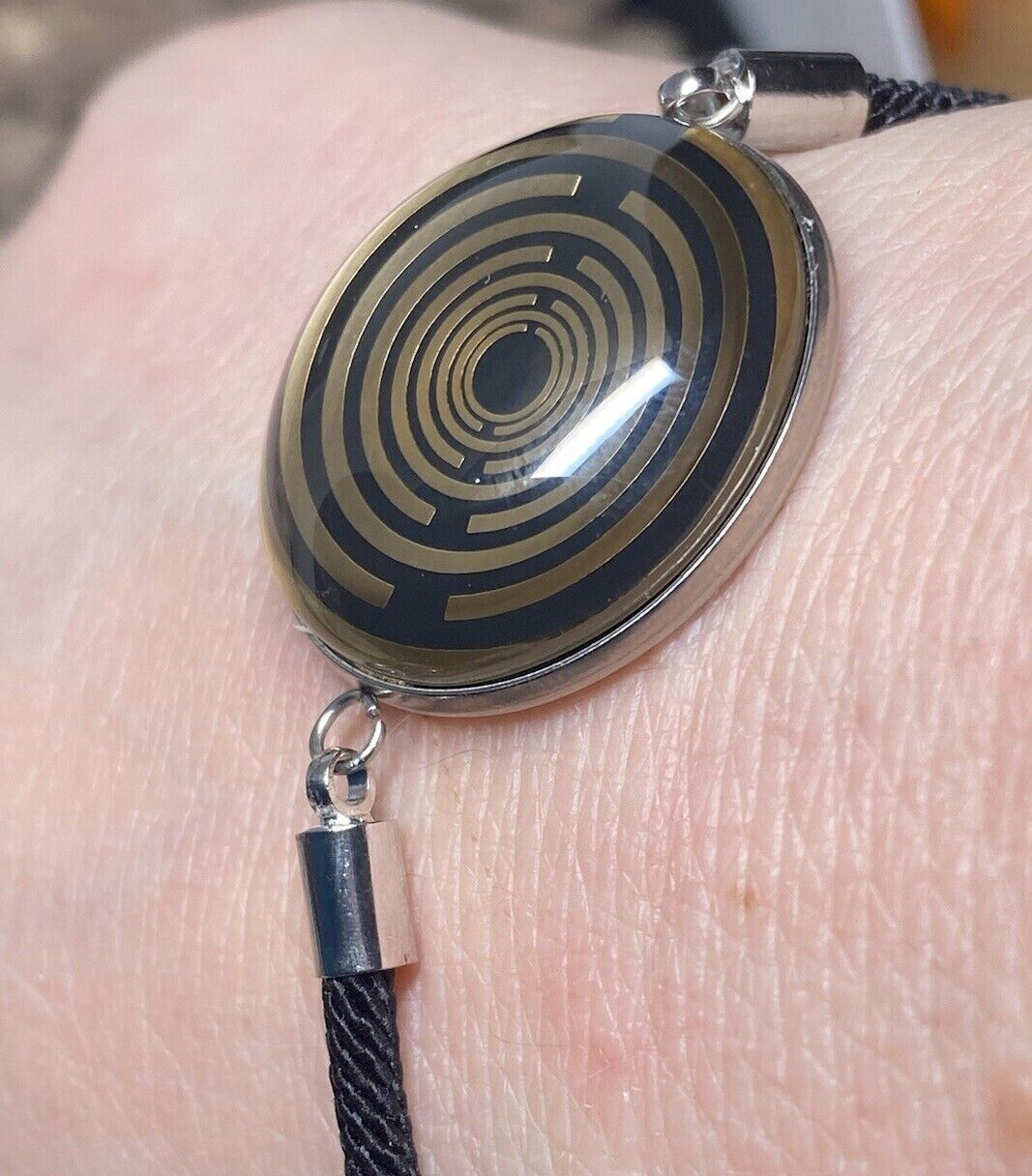 Armband-Kordel, schwarz , Symbol Lakhovsky MWO Schwingkreis Oszillator Antenne (stromlos), schwarze Disc gold legiert + Kupfer unterlegt ca. 25 mm hinter Glas,stufenlos durch Ziehen verstellbar