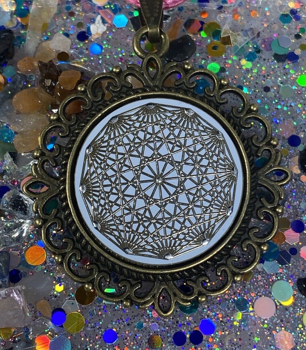 Amulett – Dodecagram als weisser 25 mm Coin – Dodecagram – 25 mm / zinnlegiert / Fassung bronzefarben – Produktansicht 1