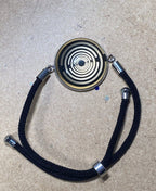 Armband-Kordel, schwarz , Symbol Lakhovsky MWO Schwingkreis Oszillator Antenne (stromlos), schwarze Disc gold legiert + Kupfer unterlegt ca. 25 mm hinter Glas,stufenlos durch Ziehen verstellbar