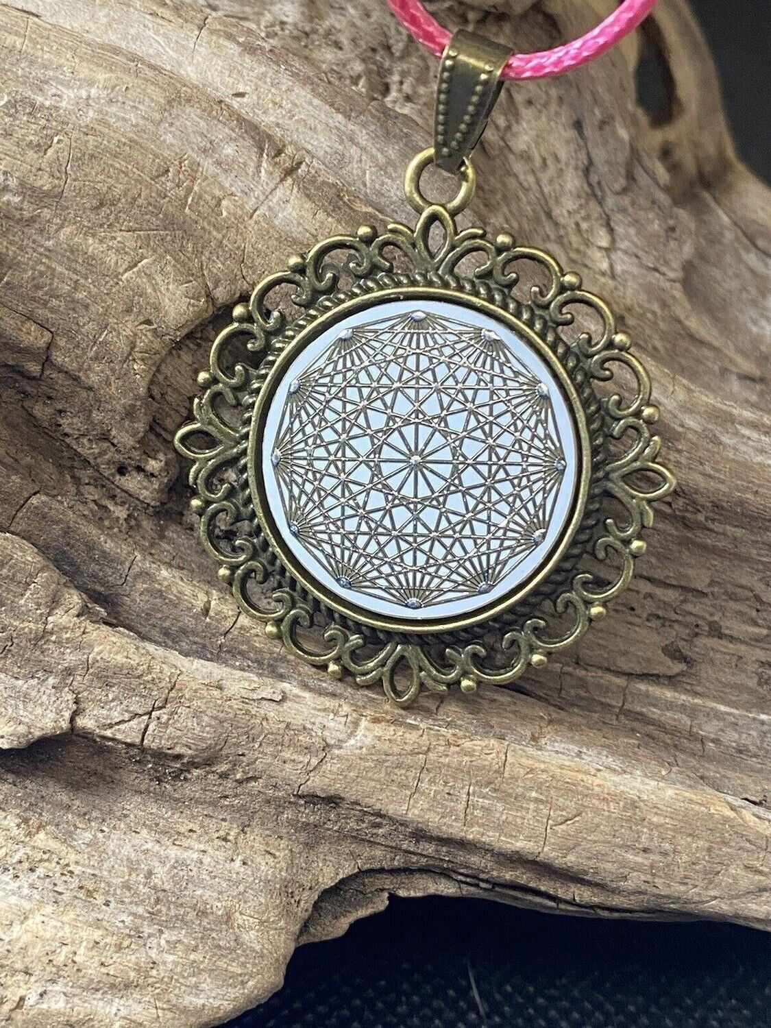 Amulett – Dodecagram als weisser 25 mm Coin – Dodecagram – 25 mm / zinnlegiert / Fassung bronzefarben – Produktansicht 1