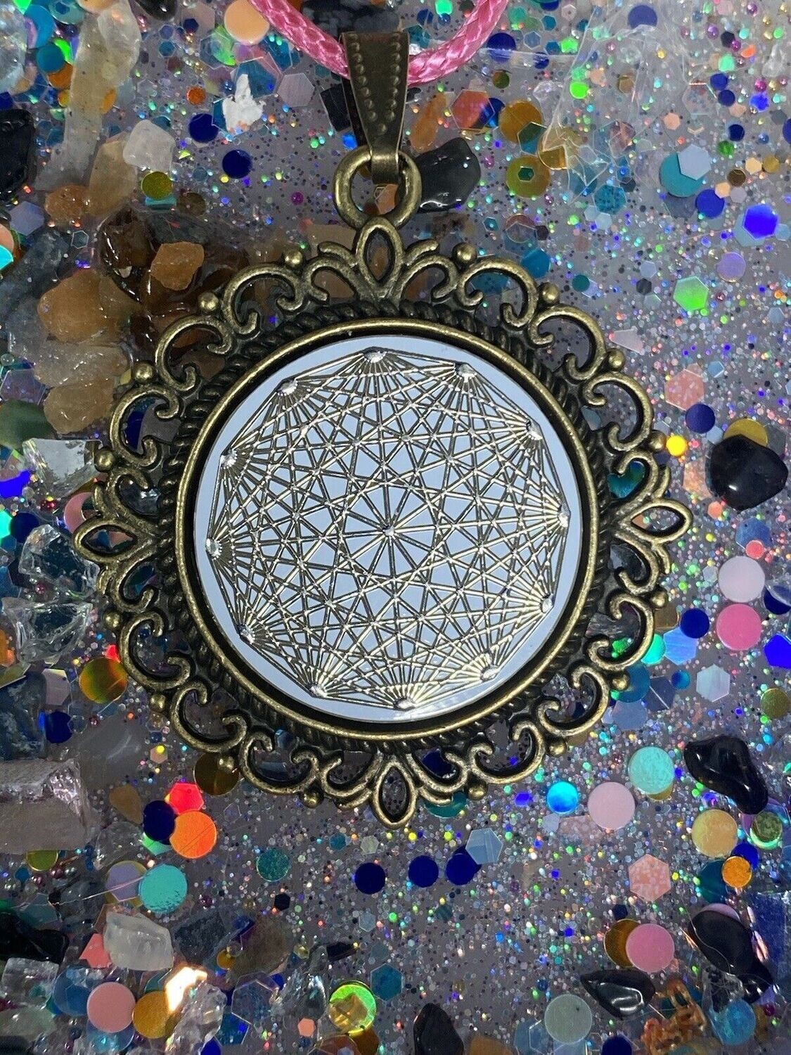 Amulett – Dodecagram als weisser 25 mm Coin – Dodecagram – 25 mm / zinnlegiert / Fassung bronzefarben – Produktansicht 1