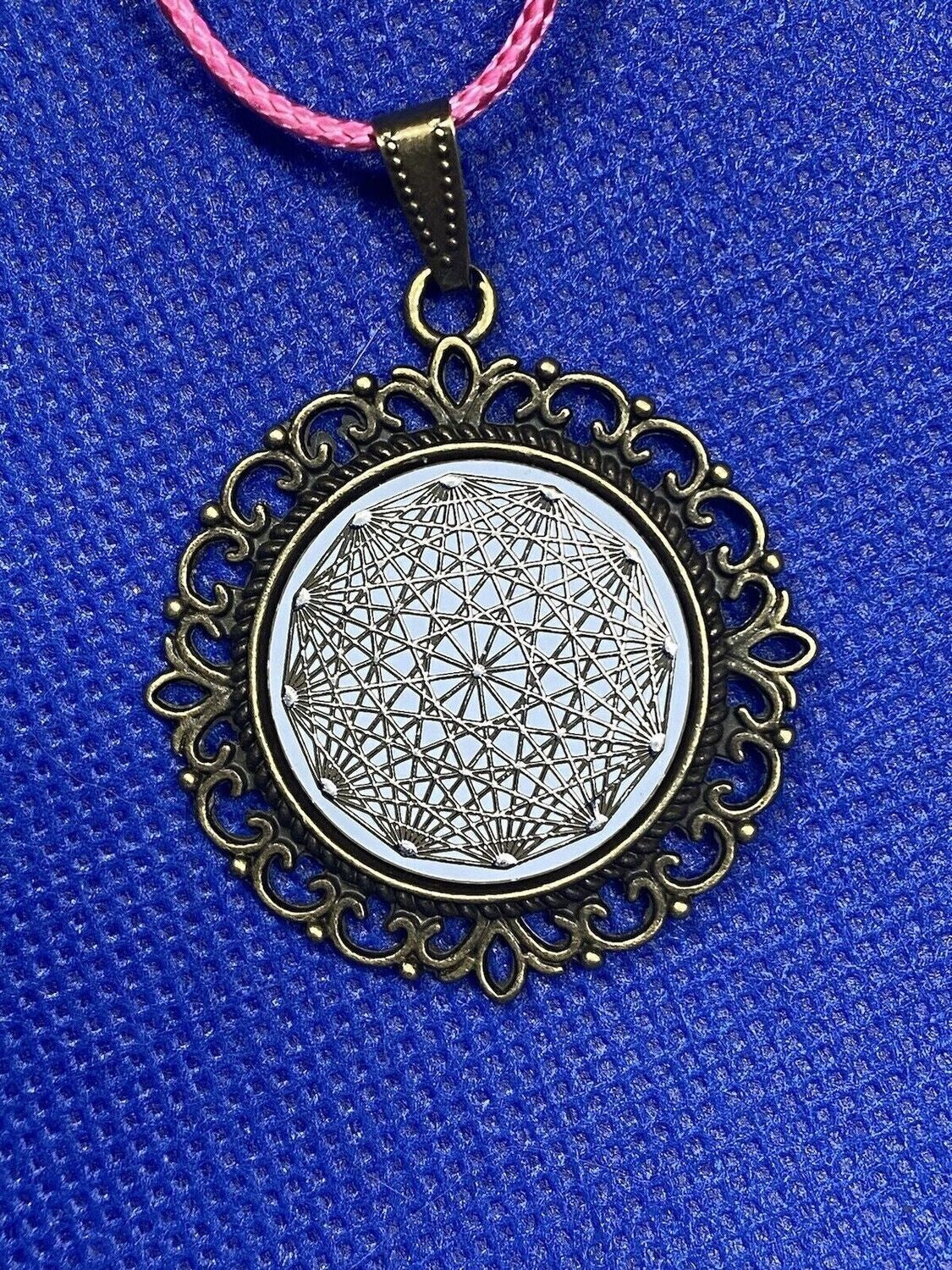Amulett – Dodecagram als weisser 25 mm Coin – Dodecagram – 25 mm / zinnlegiert / Fassung bronzefarben – Produktansicht 1