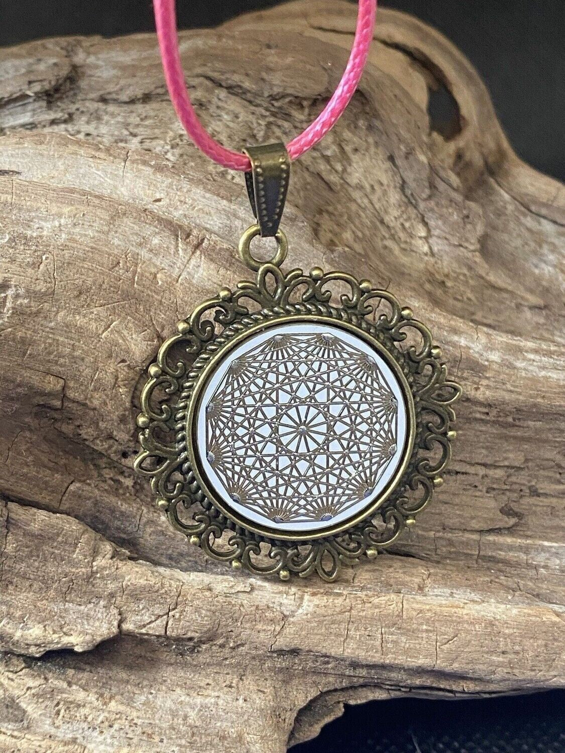 Amulett – Dodecagram als weisser 25 mm Coin – Dodecagram – 25 mm / zinnlegiert / Fassung bronzefarben – Produktansicht 1