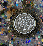 Amulett – Dodecagram als weisser 25 mm Coin – Dodecagram – 25 mm / zinnlegiert / Fassung bronzefarben – Produktansicht 1