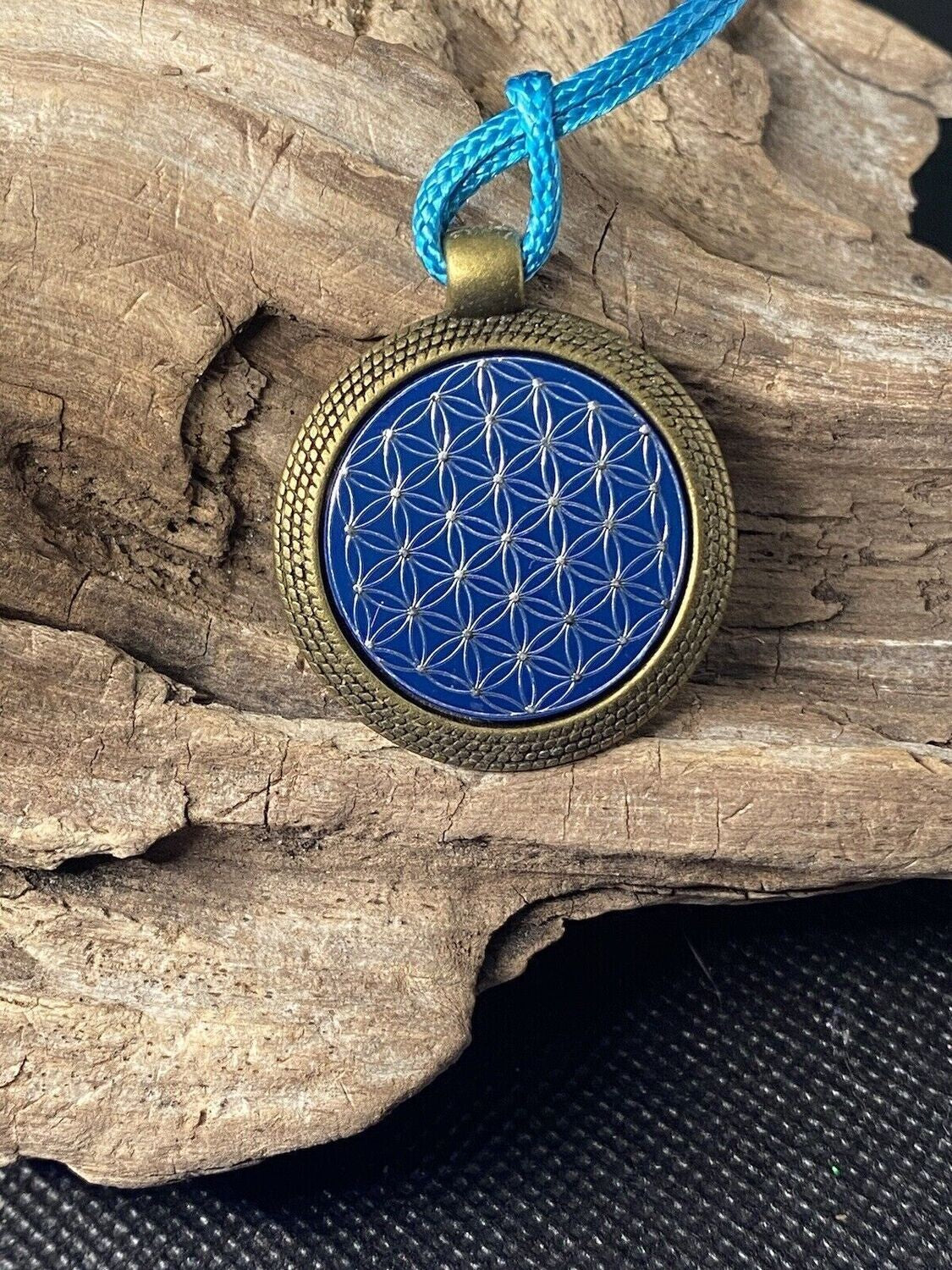Amulett – bronzefarben, Blume des Lebens Lebensblume, Disc in blau 25 mm, zinnlegiert, kupferunterlegt – Produktansicht 1