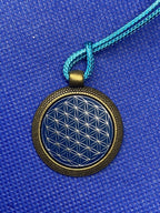 Amulett – bronzefarben, Blume des Lebens Lebensblume, Disc in blau 25 mm, zinnlegiert, kupferunterlegt – Produktansicht 1