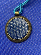 Amulett – bronzefarben, Blume des Lebens Lebensblume, Disc in blau 25 mm, zinnlegiert, kupferunterlegt – Produktansicht 1