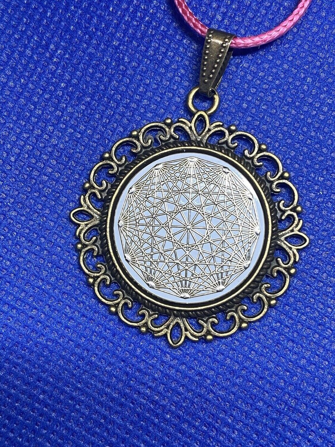 Amulett – Dodecagram als weisser 25 mm Coin – Dodecagram – 25 mm / zinnlegiert / Fassung bronzefarben – Produktansicht 1