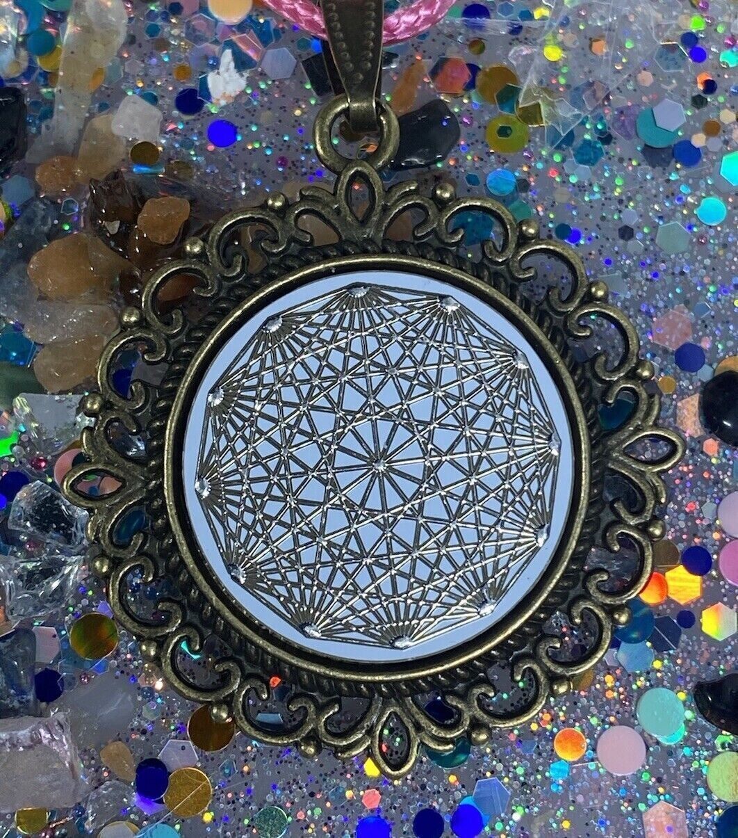 Amulett – Dodecagram als weisser 25 mm Coin – Dodecagram – 25 mm / zinnlegiert / Fassung bronzefarben – Produktansicht 1