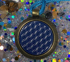 Amulett – bronzefarben, Blume des Lebens Lebensblume, Disc in blau 25 mm, zinnlegiert, kupferunterlegt – Produktansicht 1