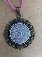 Amulett – Dodecagram als weisser 25 mm Coin – Dodecagram – 25 mm / zinnlegiert / Fassung bronzefarben – Produktansicht 1