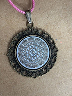 Amulett – Dodecagram als weisser 25 mm Coin – Dodecagram – 25 mm / zinnlegiert / Fassung bronzefarben – Produktansicht 1