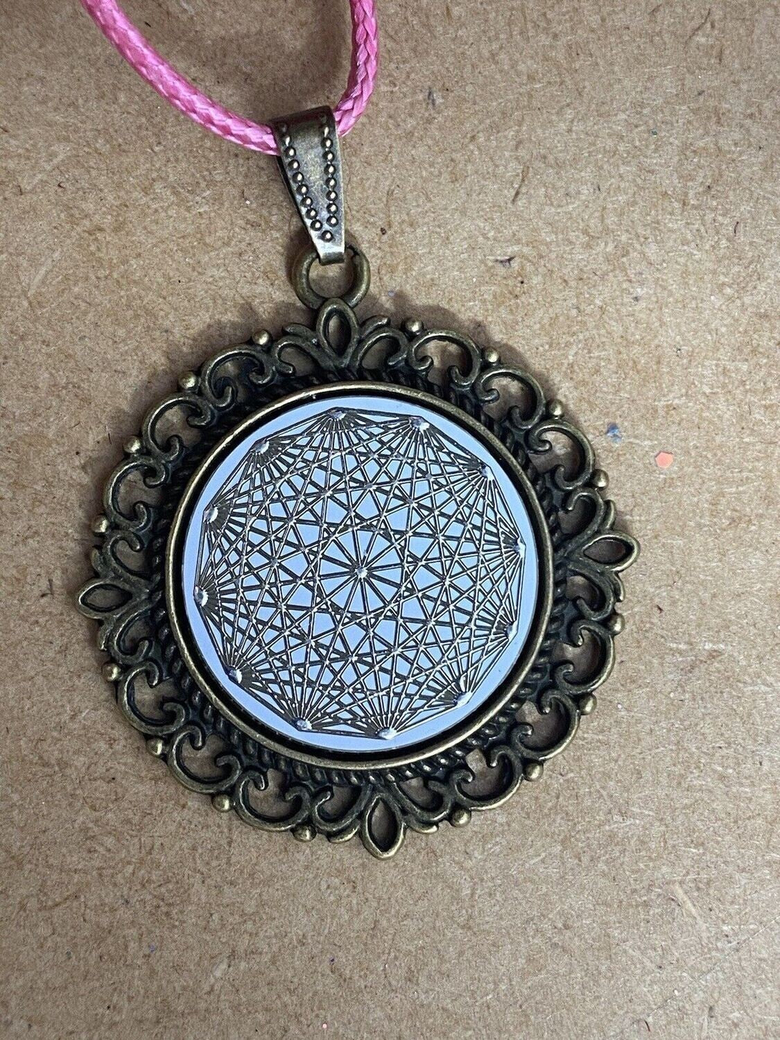 Amulett – Dodecagram als weisser 25 mm Coin – Dodecagram – 25 mm / zinnlegiert / Fassung bronzefarben – Produktansicht 1