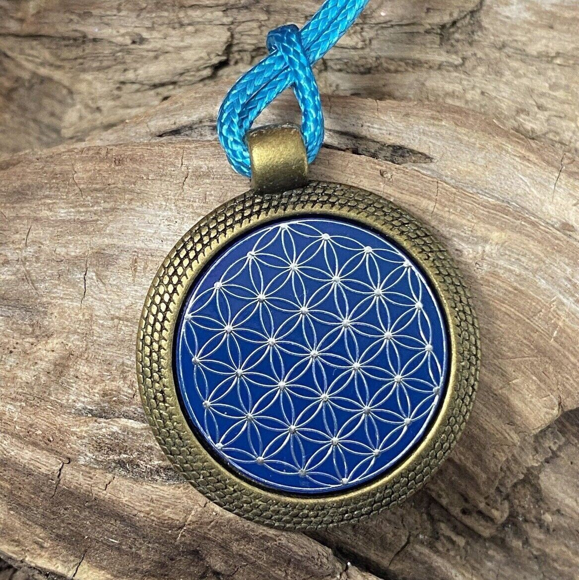 Amulett – bronzefarben, Blume des Lebens Lebensblume, Disc in blau 25 mm, zinnlegiert, kupferunterlegt – Produktansicht 1