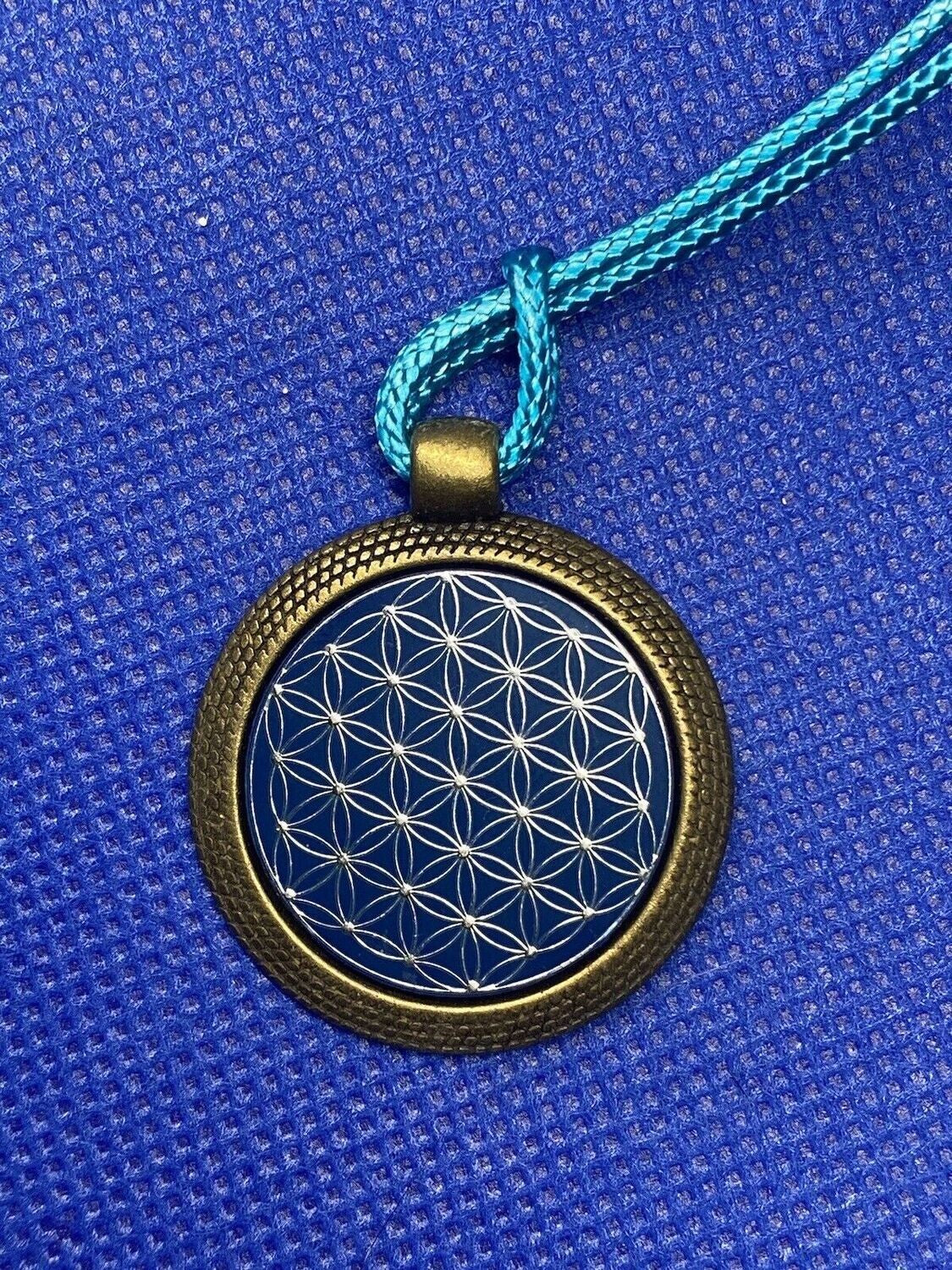 Amulett – bronzefarben, Blume des Lebens Lebensblume, Disc in blau 25 mm, zinnlegiert, kupferunterlegt – Produktansicht 1