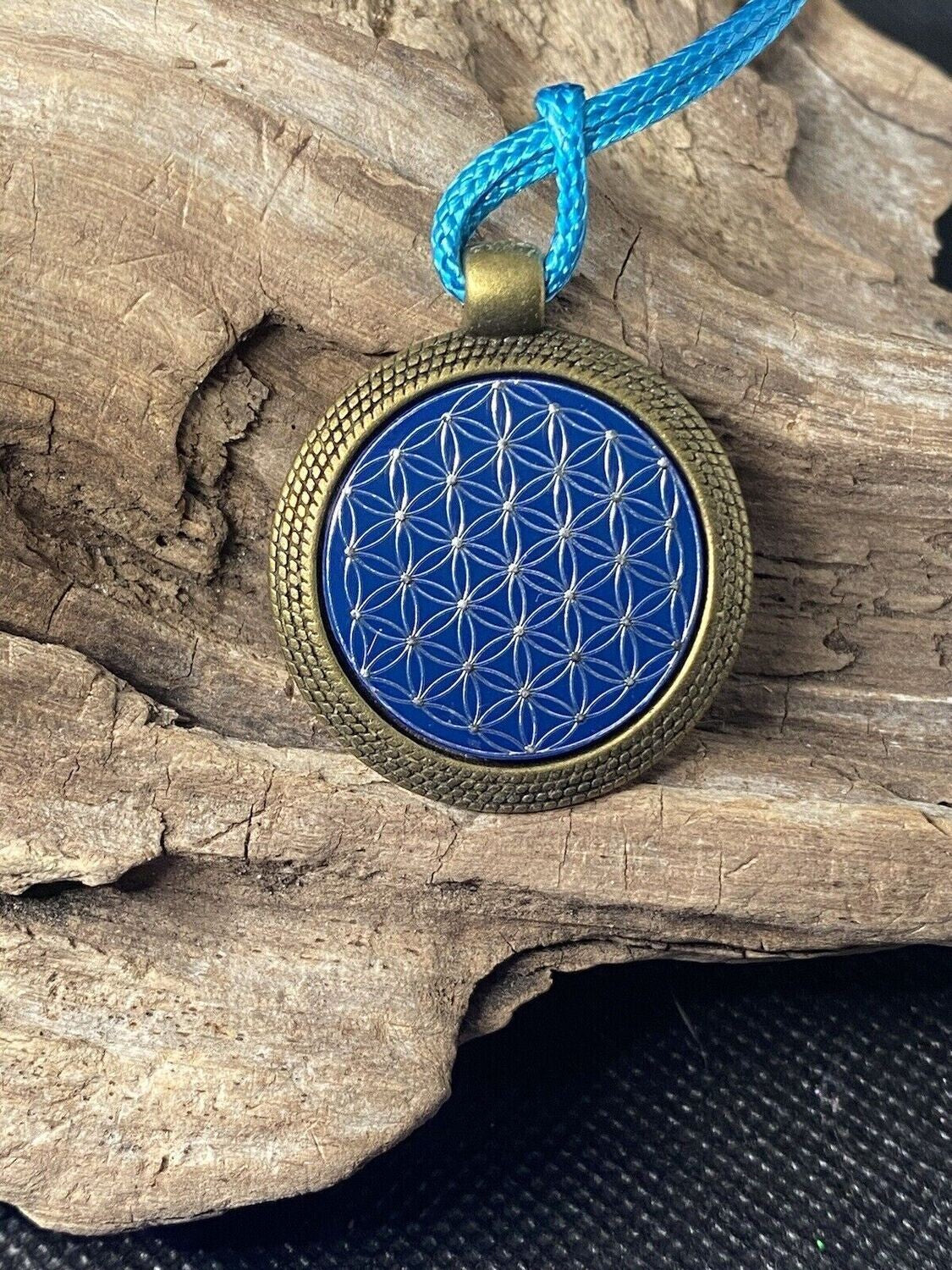 Amulett – bronzefarben, Blume des Lebens Lebensblume, Disc in blau 25 mm, zinnlegiert, kupferunterlegt – Produktansicht 1
