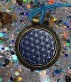 Amulett – bronzefarben, Blume des Lebens Lebensblume, Disc in blau 25 mm, zinnlegiert, kupferunterlegt – Produktansicht 1
