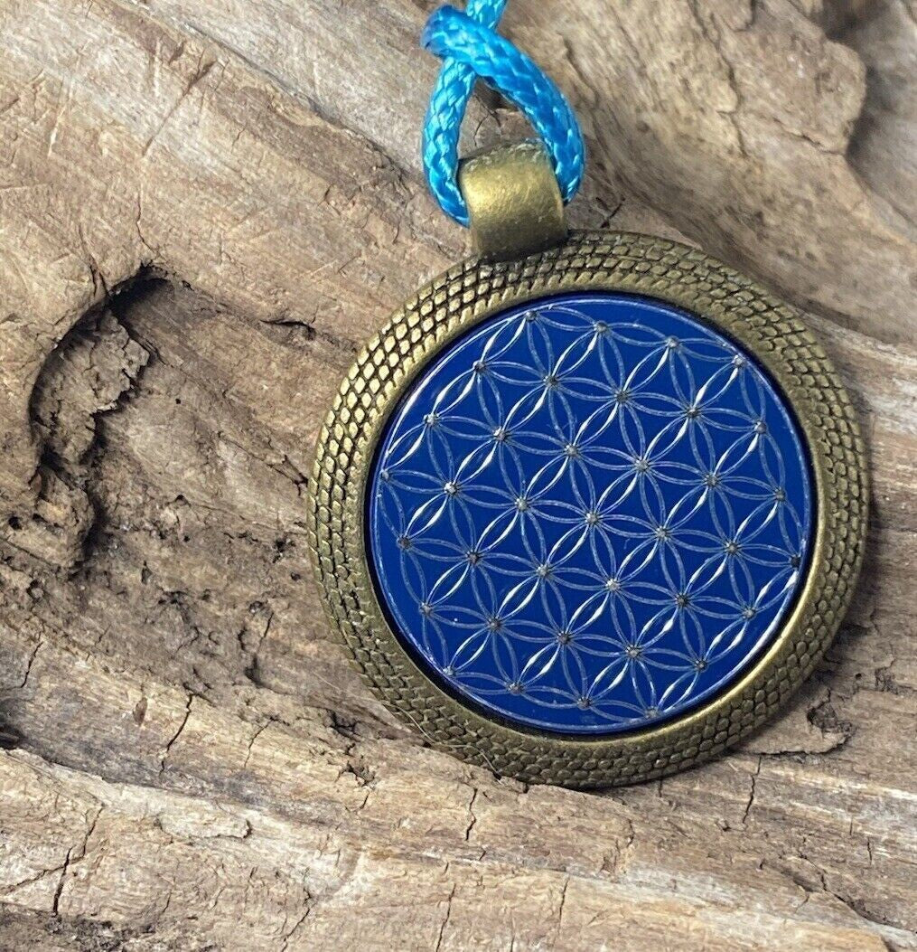 Amulett – bronzefarben, Blume des Lebens Lebensblume, Disc in blau 25 mm, zinnlegiert, kupferunterlegt – Produktansicht 1